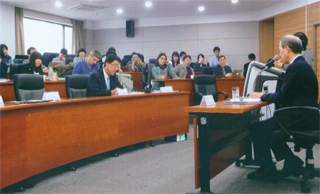 先生や新聞社の人も