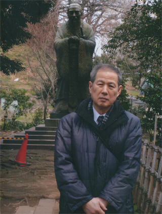 孔子銅像の前で