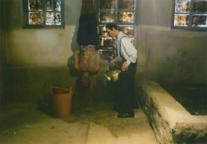 拷問しています