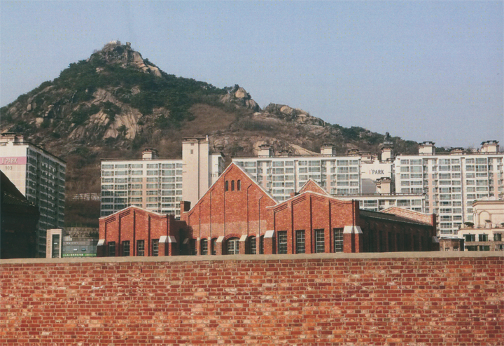 山の頂上に白い建物が…