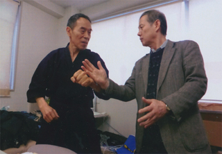 「私の突きを払って下さい」と