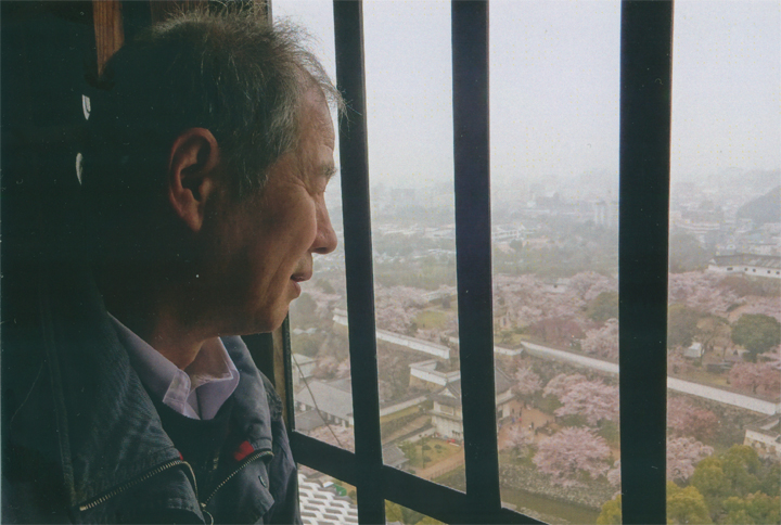 天守閣から下を見てます