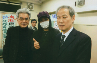 浅野健一さん。ミサオ・レッドウルフさんと