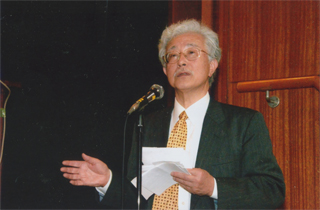 挨拶する森中定治さん