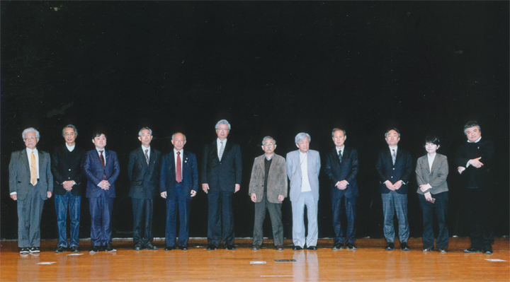 講演者、ゲストが壇上に