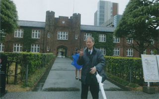 立教大学の校門で