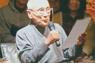 詩を朗読する谷川俊太郎さん