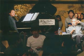 賢作さんはピアノで