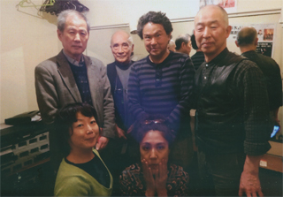 谷川俊太郎さん、賢作さんを囲んで