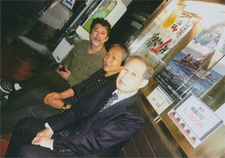 ポレポレ東中野の前で