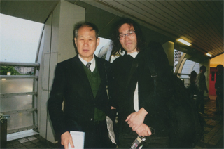 歌手の鈴木峻さんと