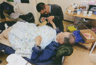 疲れ果てて寝込む塩見さん