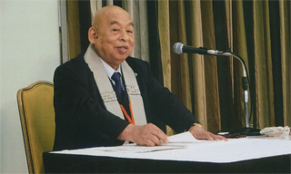 講演する池口恵観さん。4/29（金）