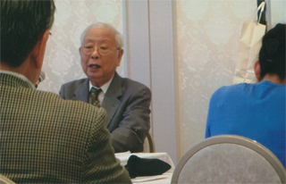 講演する秦郁彦さん