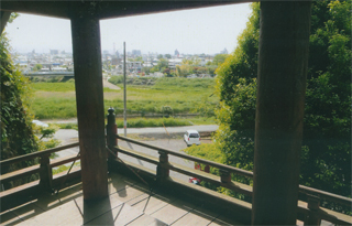 観音堂から外を見ます