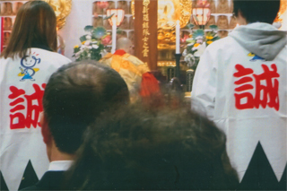 「誠」の制服を着た人も