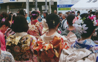 街では「着物コンテスト」も