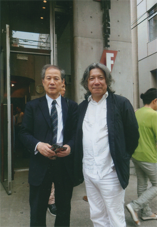 「イメージ・フォーラム」の前で。小林さんと