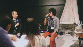 満員のお客さんの前で