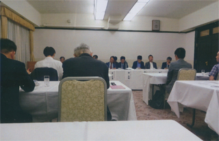 学士会館で行われました