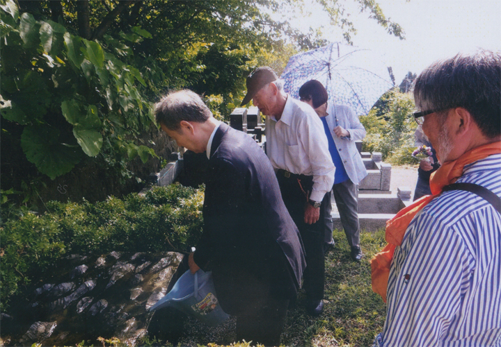 お参りし、お墓に水を