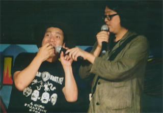 セミを食べている「虫食い芸人」