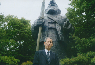 大酋長の像の前で