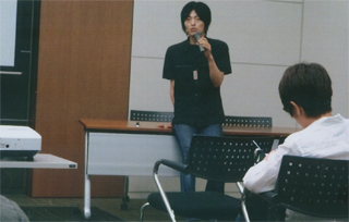 挨拶する小熊英二監督