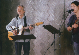 小室等さん。右は娘さん