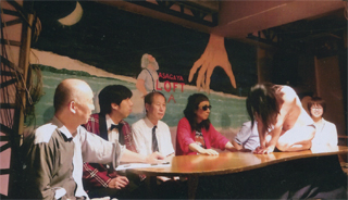 「全裸タロット占い」も…