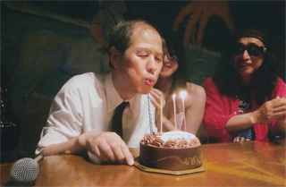 吹き消してます