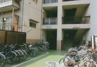 普通のマンションの地下で上演