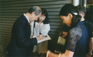 出口で、サインをしてます