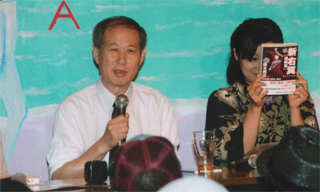 あべさんが私の本を持ってます