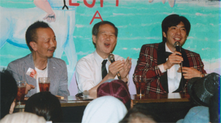 「オモチロイ！」と拍手しています