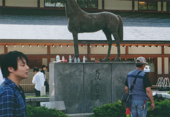 「戦没馬慰霊像」
