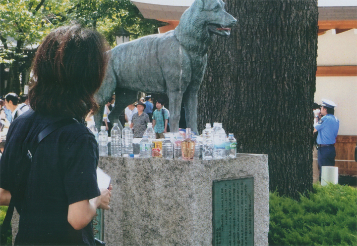 「軍犬慰霊像」