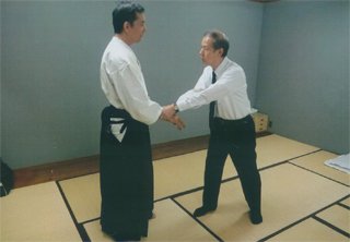 私は必死で押さえてますが