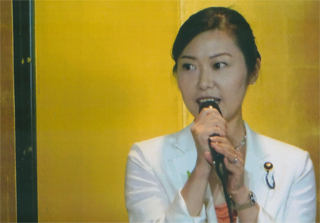 挨拶する加藤鮎子さん