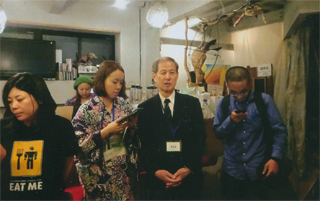 皆、バラバラで記念撮影