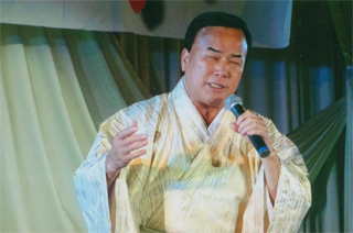 熱唱する細川たかしさん
