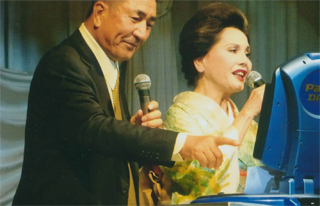 この後、石川会長とデヴィ夫人が…