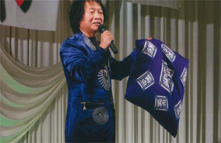 山田隆夫さんが会長に座布団を