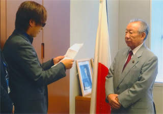 鴻池さんに建白書を読み上げ、手交する