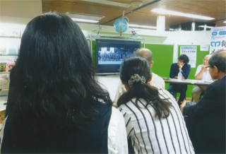 熱心に映像に見入っています