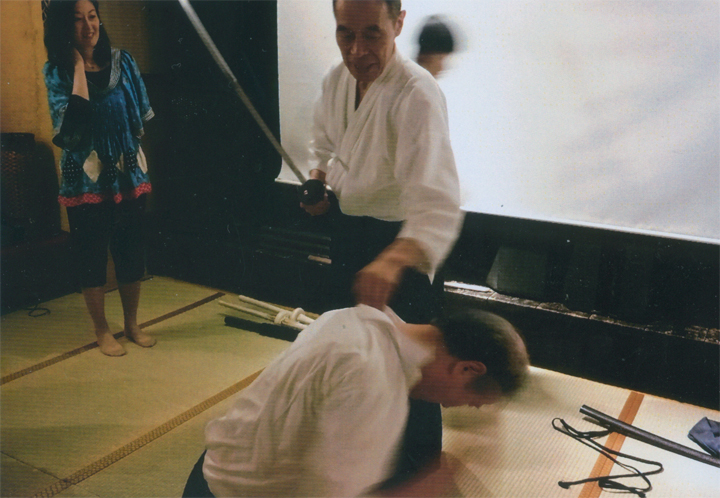 日本刀で首を…