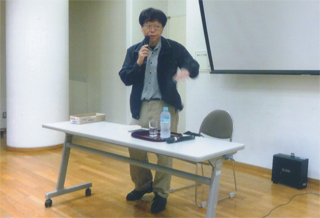 講演する中森明夫さん