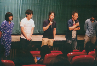 監督と、出演した生徒たち