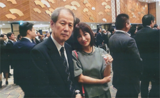 作家の佐伯紅緒さんと