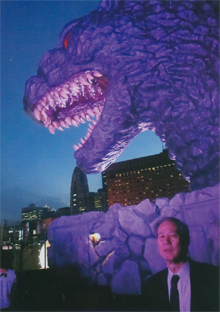 （新宿の）ゴジラの前で